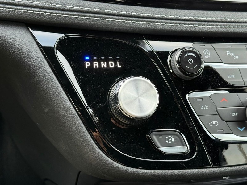 Chrysler Pacifica Vehicle Image 19