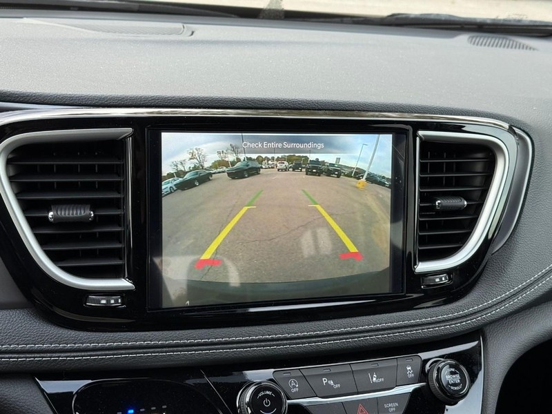 Chrysler Pacifica Vehicle Image 20