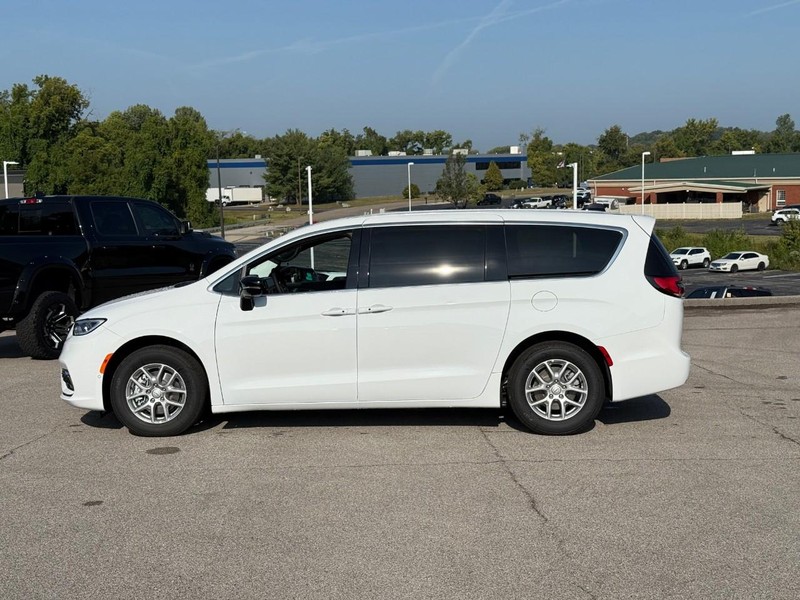 Chrysler Pacifica Vehicle Image 03