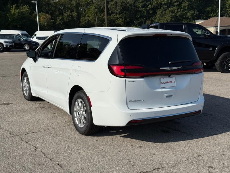 Chrysler Pacifica Vehicle Image 04
