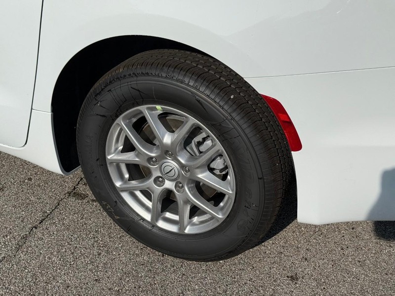 Chrysler Pacifica Vehicle Image 05