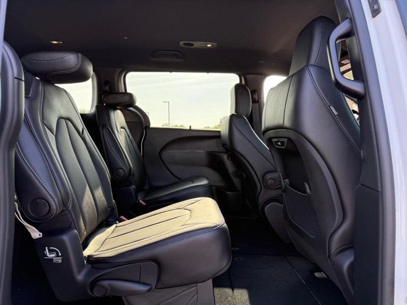 Chrysler Pacifica Vehicle Image 07