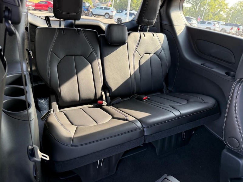 Chrysler Pacifica Vehicle Image 08