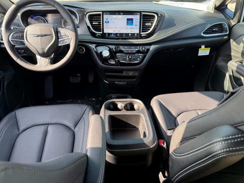 Chrysler Pacifica Vehicle Image 09