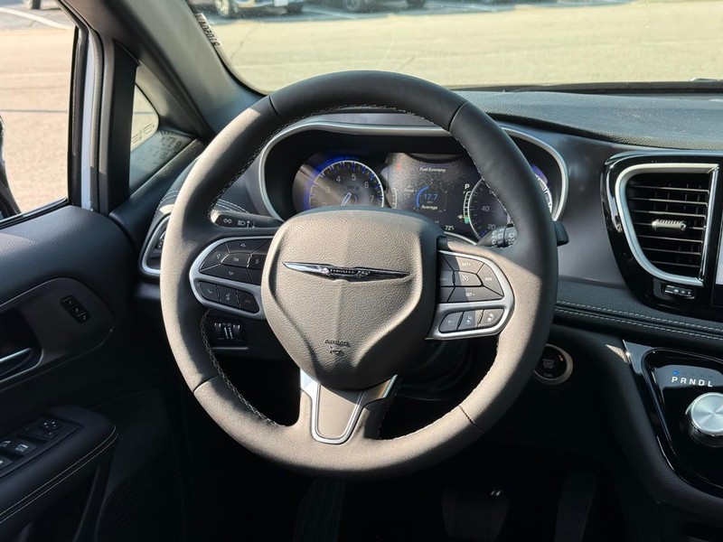 Chrysler Pacifica Vehicle Image 11