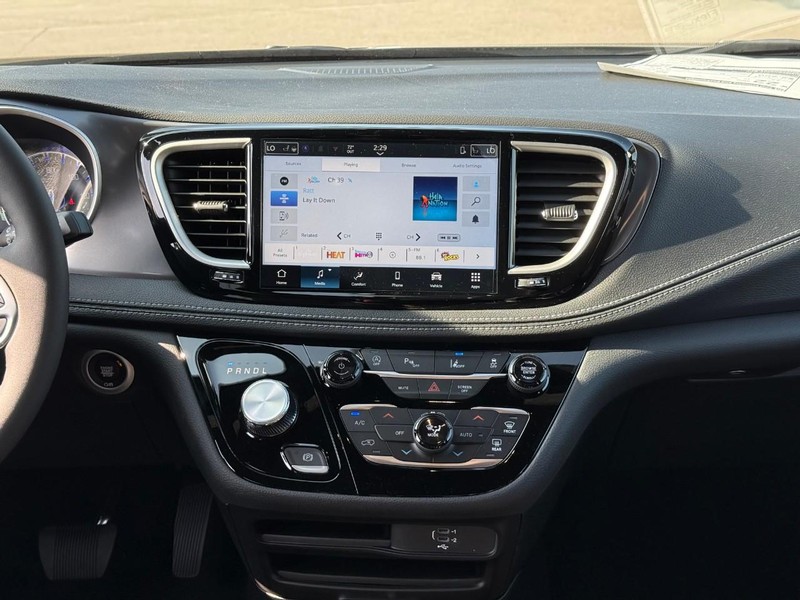 Chrysler Pacifica Vehicle Image 12