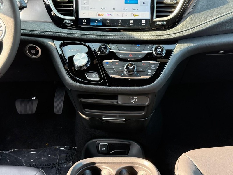 Chrysler Pacifica Vehicle Image 13