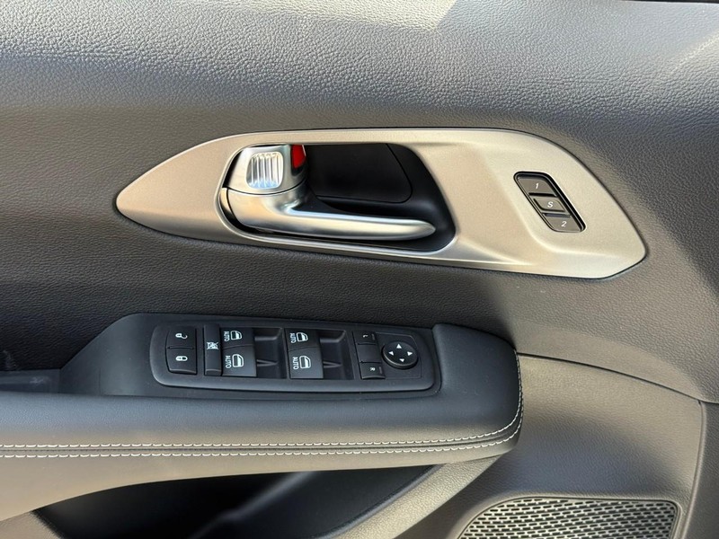 Chrysler Pacifica Vehicle Image 14