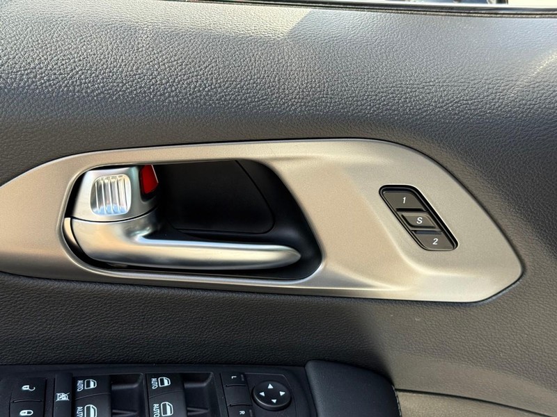 Chrysler Pacifica Vehicle Image 15