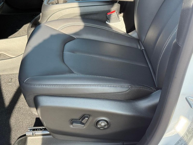 Chrysler Pacifica Vehicle Image 16