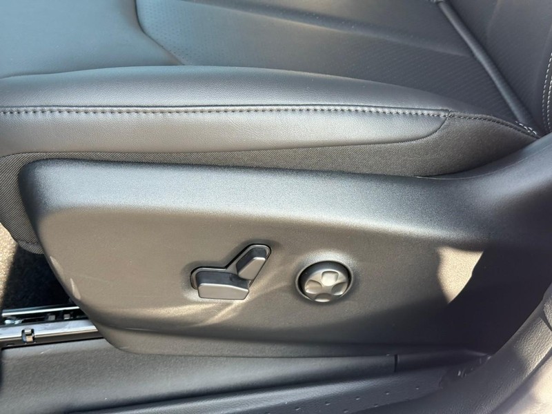 Chrysler Pacifica Vehicle Image 17