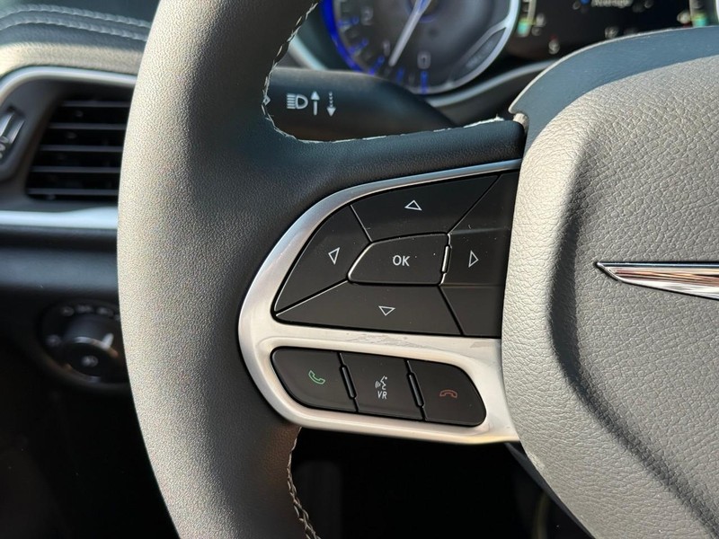 Chrysler Pacifica Vehicle Image 18