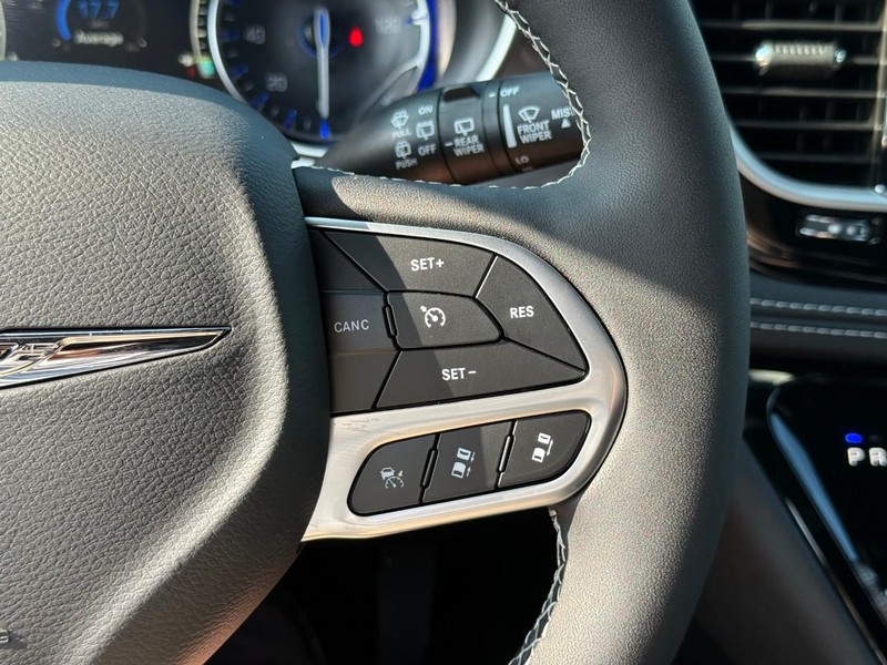 Chrysler Pacifica Vehicle Image 19
