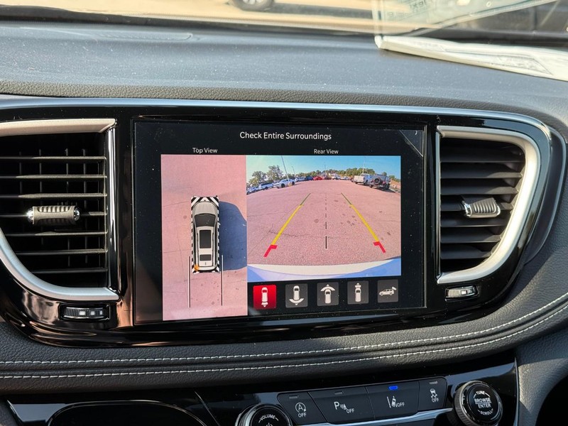 Chrysler Pacifica Vehicle Image 21