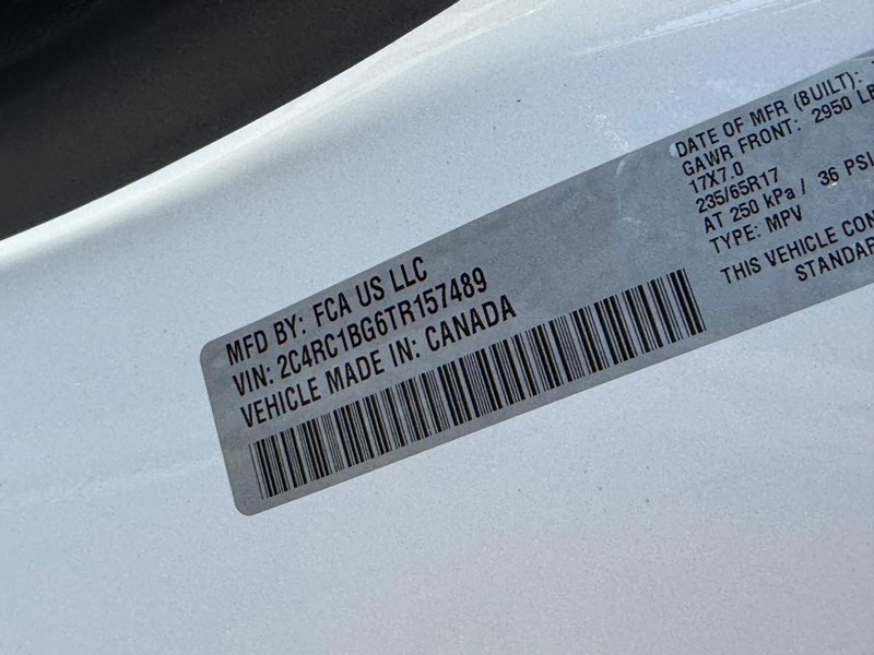 Chrysler Pacifica Vehicle Image 22