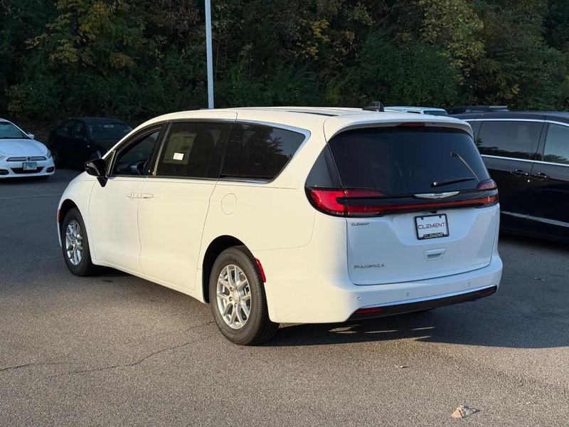 Chrysler Pacifica Vehicle Image 04