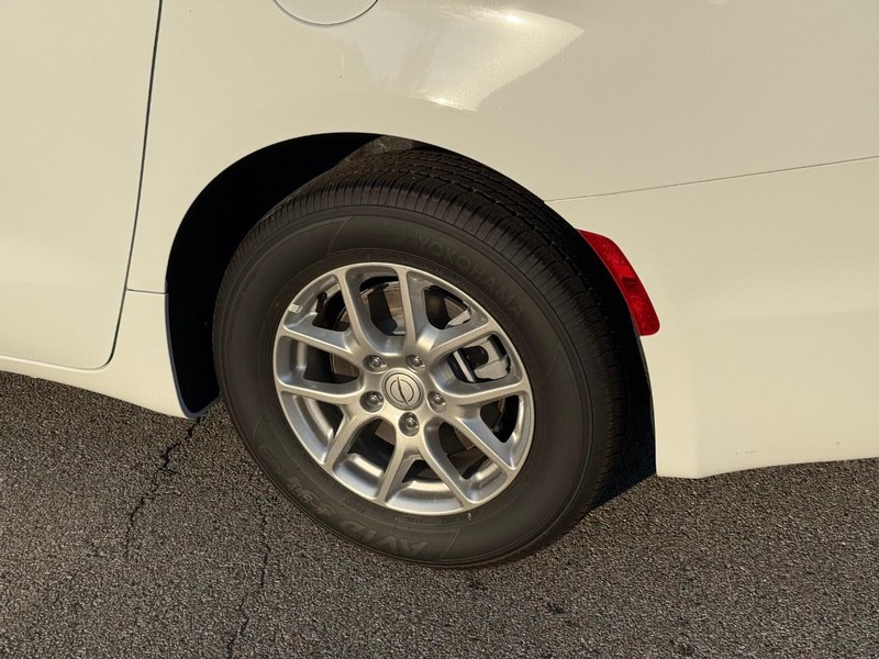 Chrysler Pacifica Vehicle Image 05