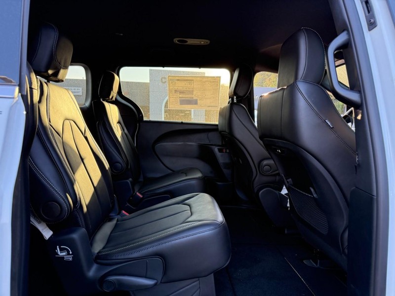 Chrysler Pacifica Vehicle Image 07