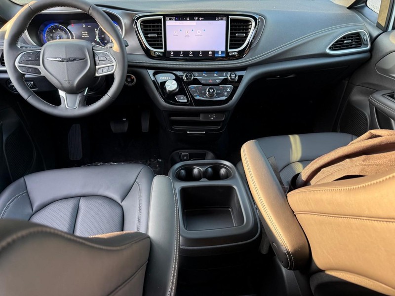 Chrysler Pacifica Vehicle Image 09