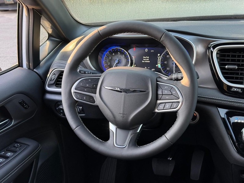 Chrysler Pacifica Vehicle Image 11