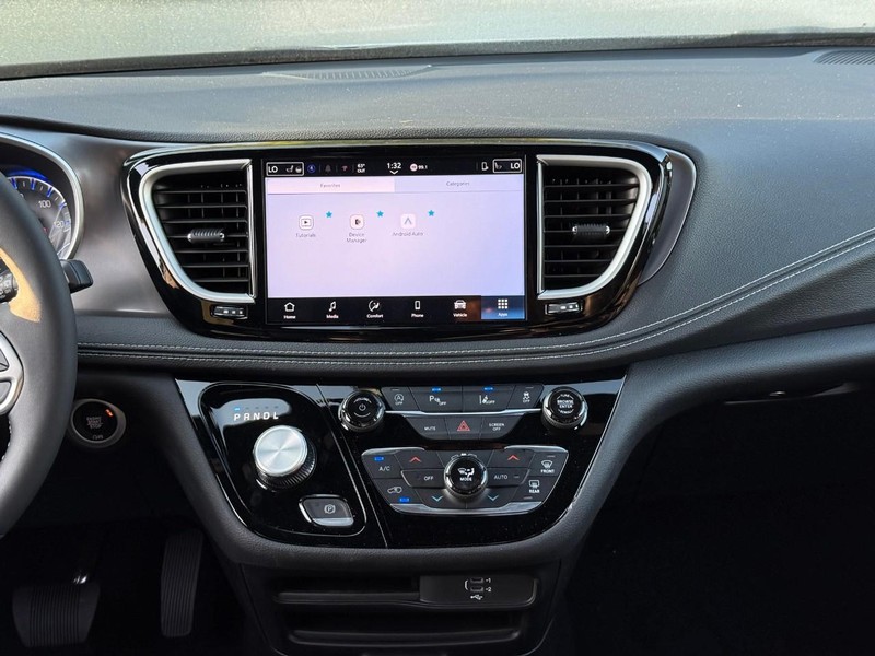 Chrysler Pacifica Vehicle Image 12