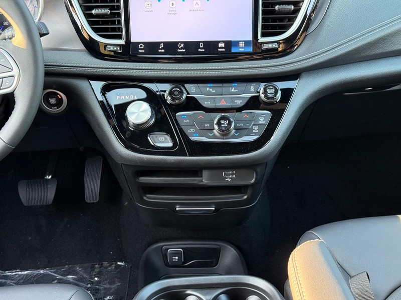 Chrysler Pacifica Vehicle Image 13