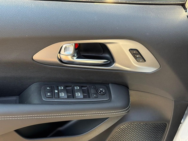 Chrysler Pacifica Vehicle Image 14