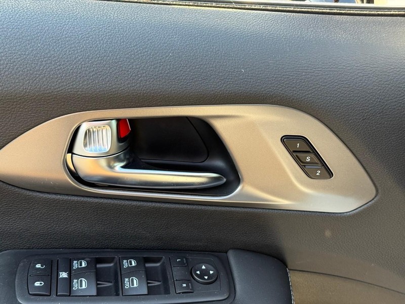 Chrysler Pacifica Vehicle Image 15