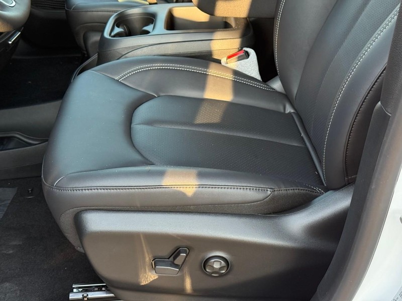Chrysler Pacifica Vehicle Image 16