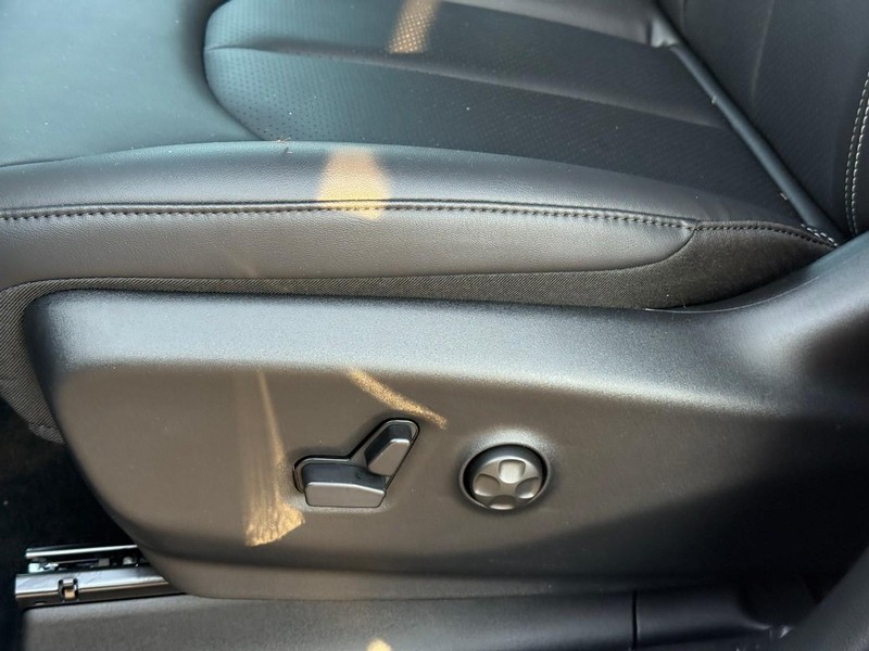 Chrysler Pacifica Vehicle Image 17