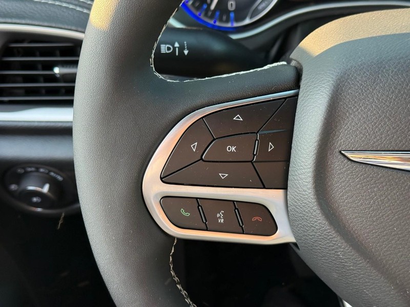 Chrysler Pacifica Vehicle Image 18