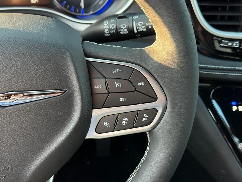 Chrysler Pacifica Vehicle Image 19