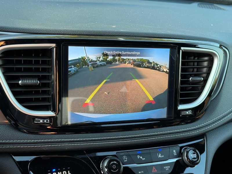 Chrysler Pacifica Vehicle Image 21