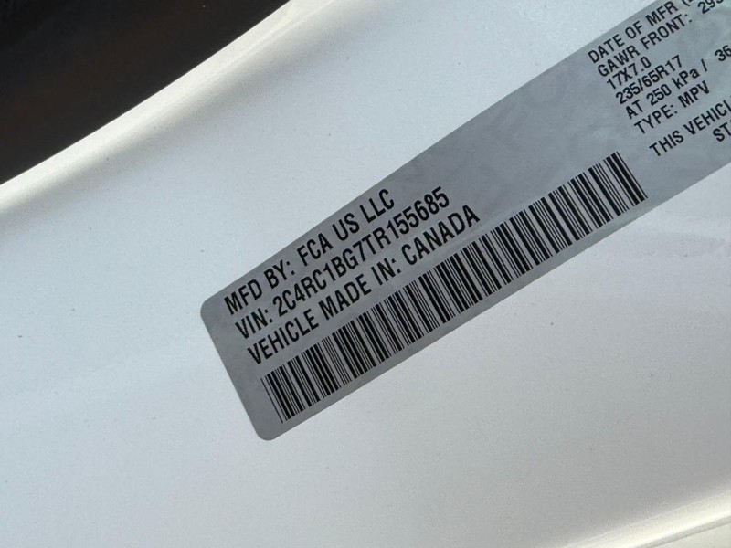Chrysler Pacifica Vehicle Image 22