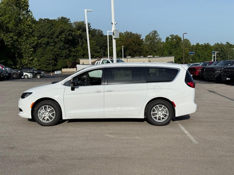 Chrysler Voyager Vehicle Image 03