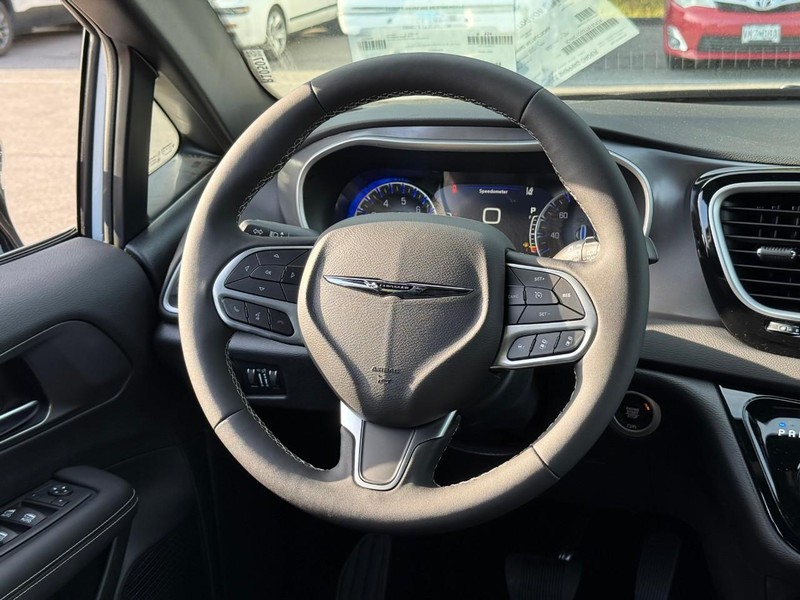 Chrysler Voyager Vehicle Image 11