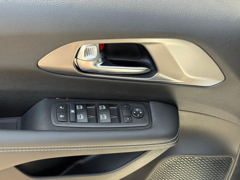 Chrysler Voyager Vehicle Image 14