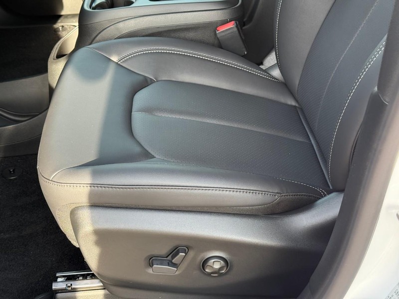 Chrysler Voyager Vehicle Image 15