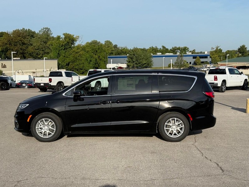Chrysler Pacifica Vehicle Image 03