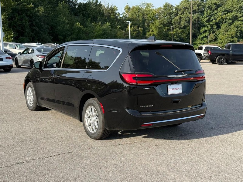 Chrysler Pacifica Vehicle Image 04