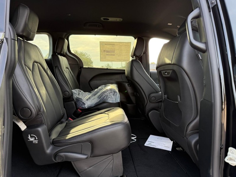 Chrysler Pacifica Vehicle Image 07