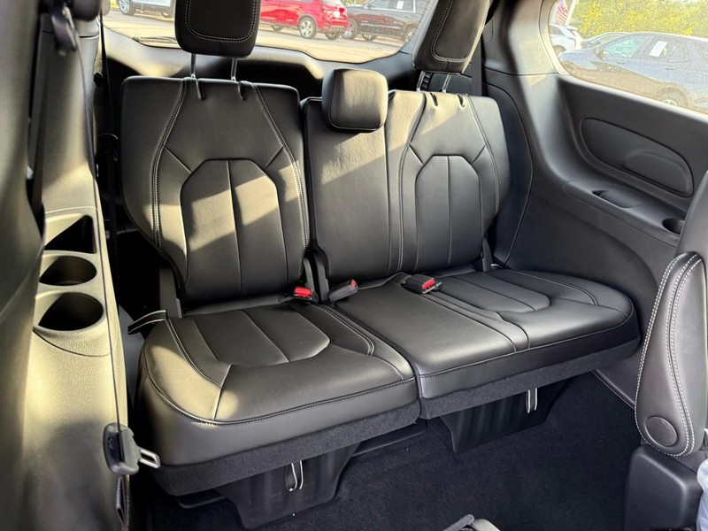 Chrysler Pacifica Vehicle Image 08