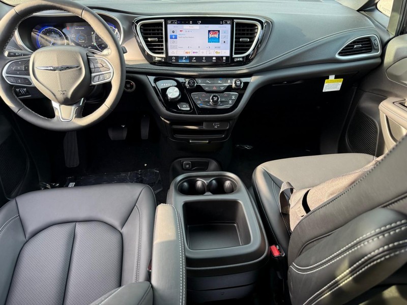 Chrysler Pacifica Vehicle Image 09