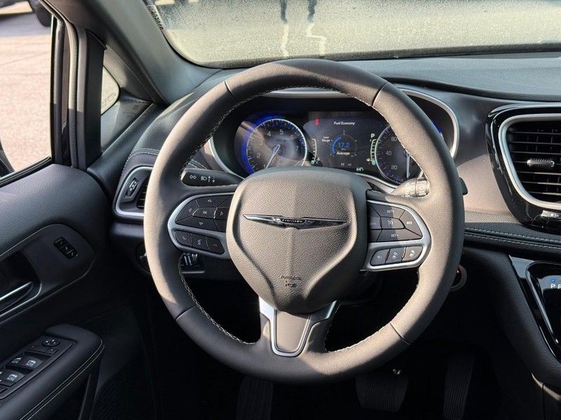 Chrysler Pacifica Vehicle Image 11