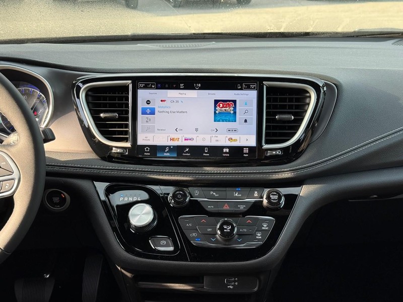 Chrysler Pacifica Vehicle Image 12