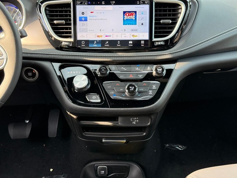 Chrysler Pacifica Vehicle Image 13