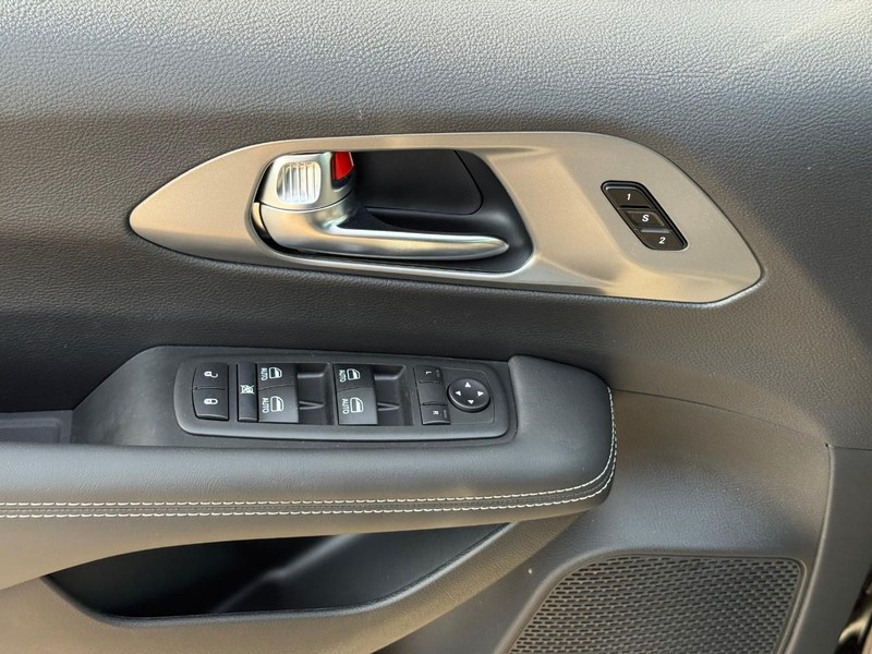 Chrysler Pacifica Vehicle Image 14