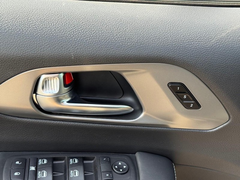 Chrysler Pacifica Vehicle Image 15