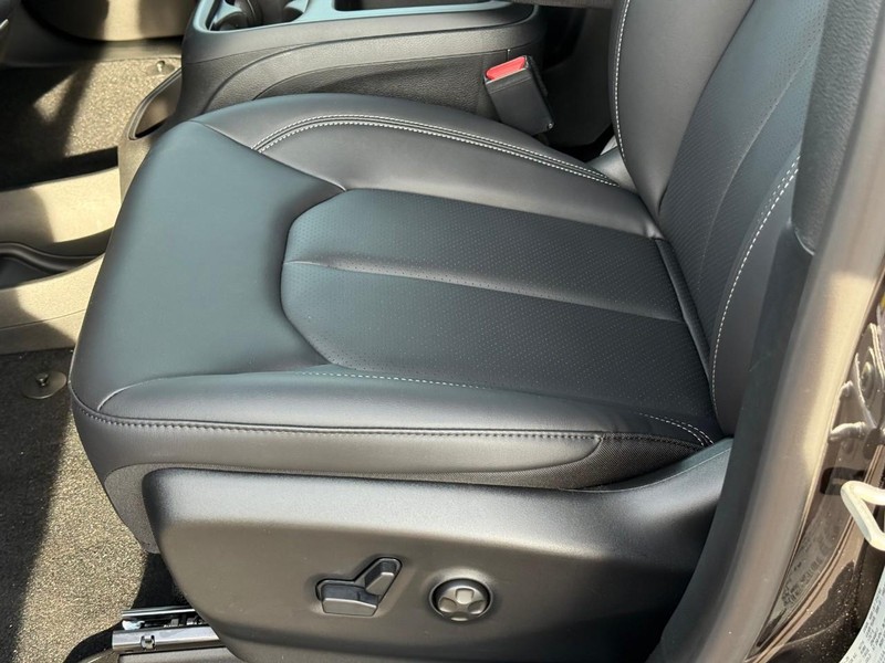Chrysler Pacifica Vehicle Image 16