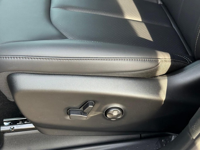 Chrysler Pacifica Vehicle Image 17